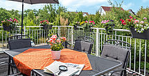 Kaffee und Kuchen auf der Terrasse im betreuten Wohnen in Hoesbach