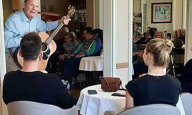 Musiker Frank Hammer ging auf sein Publikum zu und spielte beim Konzert in der Kursana Villa am Epinayplatz die Lieblingslieder der Senioren.