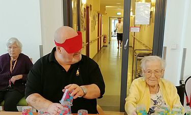 Mario und Karin Droß sind beim Becherstapeln mit großem Eifer bei der Sache und schenken sich nichts.