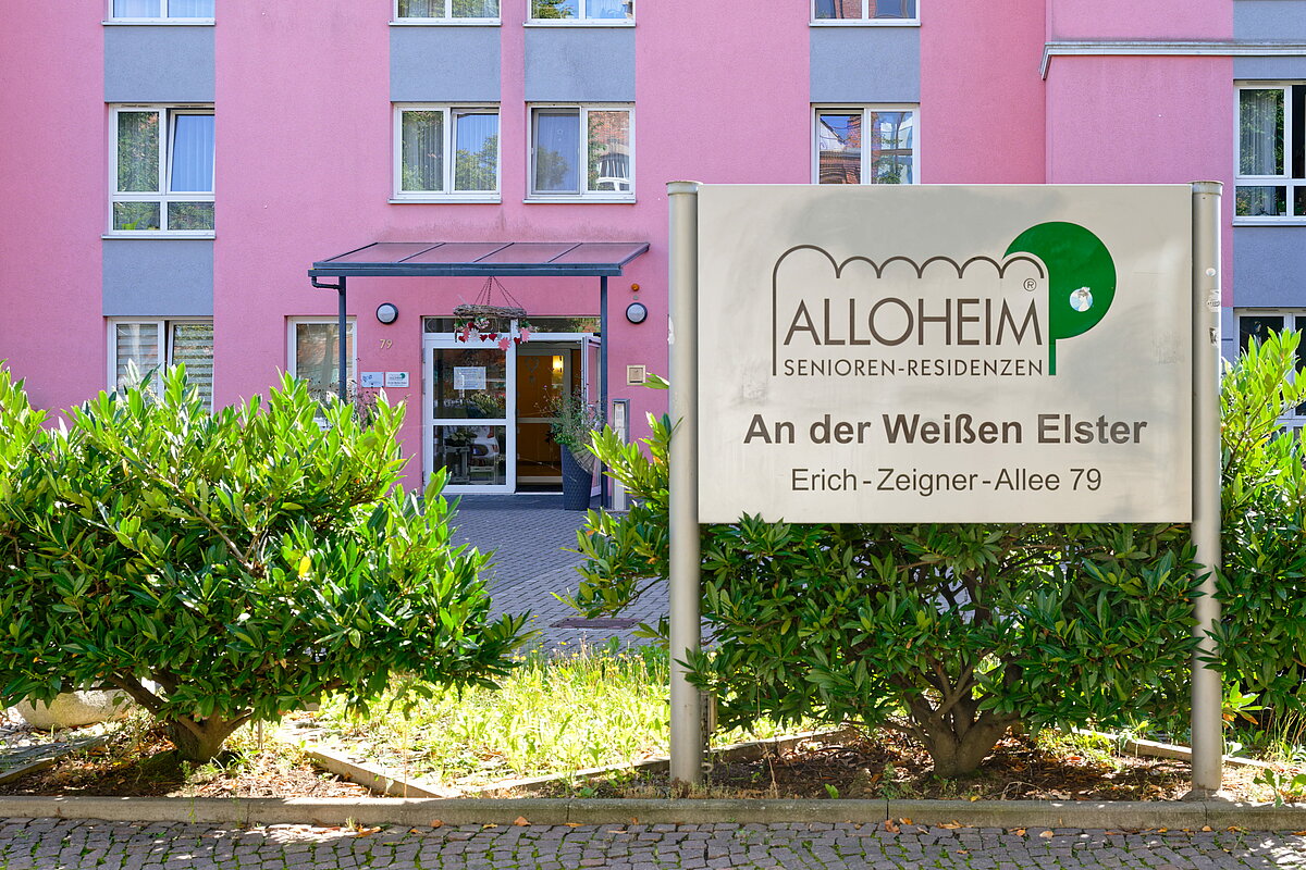 Beschilderung vor dem Eingang der Senioren-Residenz "An der Weißen Elster"